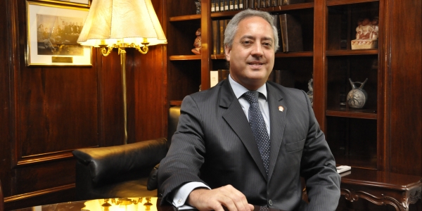 Luis Escalante, abogado Ulima y diplomático.