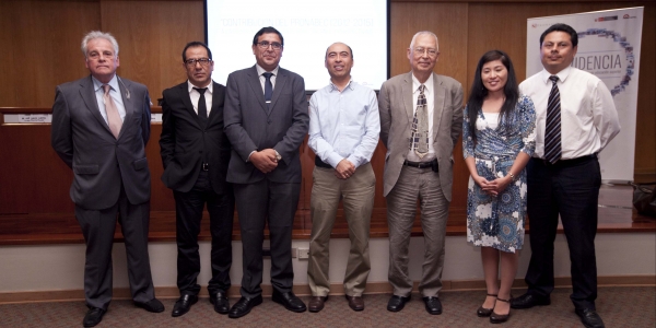 El Dr. Fernando Magill, de la Ulima, Víctor Salazar Cóndor, Raúl Choque Larrauri, Gustavo Yamada Fukusaki, Pablo Zumaeta Vásquez, Caroline Gibu y José Chávez Cuentas.