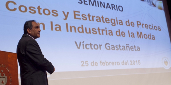 Víctor Gastañeta Navarrete en el Auditorio Central de la Ulima.