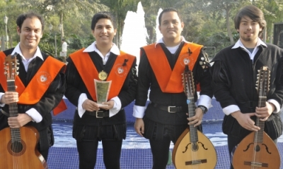 Miembros de la Tuna Ulima con el premio.
