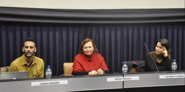 Chiqui Castaño, Berta Paredes (moderadora) y Luciana Olivares.